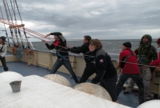 Uczestnicy rejsu w czasie codziennych zająć związanych z pracą przy ożaglowaniu.