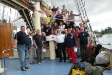 Pamiątkowe zdjęcie całej załogi z pierwszej grupy uczestników wraz z kapitanem zrobione na żaglowcu.