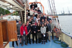Pamiątkowe zdjęcie całej załogi z drugiej grupy uczestników wraz z kapitanem zrobione na żaglowcu.