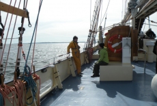 dwoje uczestników rozmawia na pokładzie