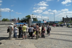 Uczestnicy rejsu przed bramą stoczni gdańskiej
