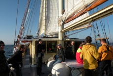 Słuchacze na pokładzie statku rozmawiają.