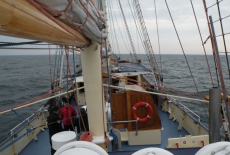 Widok na pokład żaglowca w trakcie rejsu