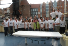 Uczestnicy rejsu na pokładzie statku.