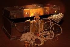 Skrzynia z wysypującymi kosztownościami