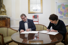 Dyrektor KSAP i Główny Konserwator Zabytków w gabinecie Konserwatora podpisują umowę