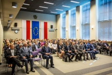 Przybyli goście siedzą na auli KSAP.