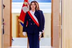 poczet sztandarowy wchodzi do sali