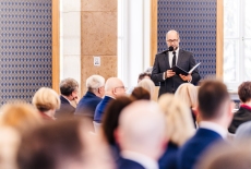 uczestnicy uroczystości w sali im. A. Walentynowicz w KPRM