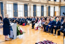 uczestnicy uroczystości w sali im. A. Walentynowicz w KPRM, przemawia dyrektor KSAP
