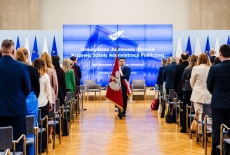 uczestnicy uroczystości w sali im. A. Walentynowicz w KPRM, poczet sztandarowy