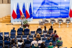 uczestnicy uroczystości w sali im. A. Walentynowicz w KPRM