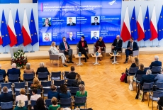 uczestnicy uroczystości w sali im. A. Walentynowicz w KPRM