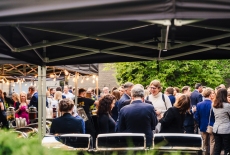 uczestnicy przyjęcia jubileuszowego na dziedzińcu KSAP