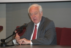 Robert del Picchia przemawia podczas spotkania.