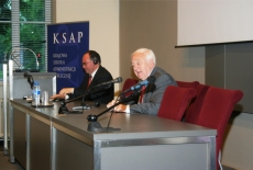 Senator Robert del Picchia odpowiada na pytanie siedzą przy stole prezydialnym. Obok niego siedzi Dyrektor Haliniak..