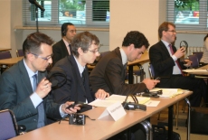 Uczestnicy spotkania siedzą w ławkach na auli KSAP.