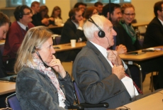 Uczestnicy spotkania siedzą w ławkach na auli KSAP.