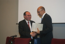 Francuski Sekretarz Stanu Harlem Désir podaje rękę wicedyrektorowi krajowej szkoły administracji publicznej Markowi Haliniakowi