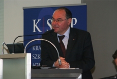 Wicedyrektor Krajowej Szkoły Administracji Publicznej Marek Haliniak przemawia do mikrofonu stojąc przy mównicy.