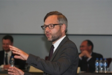 Sekretarz Stanu do spraw europejskich Michael Roth mówi gestykulując.