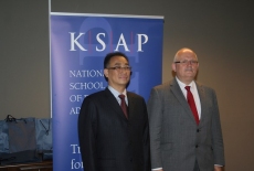 Dyrektor Jan Pastwa z gościem z Shanghai Administration Institute