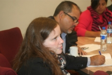 Dwoje uczestników programu siedzi przy stole.