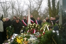 Na cmentarzu poczet szandarowy KSAP stoi przed grobem.