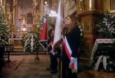 Poczet sztandarowy SKAp stoi przy trumnie w kościele.