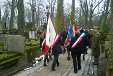 Poczet sztandarowy KSAP idzie w pochodzie za trumną na cmentarzy.