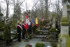 Poczet sztandarowy KSAP stoi na cmentarzu.