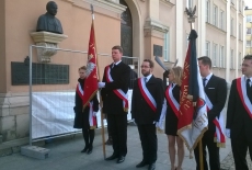 Poczet sztandarowy KSAP stoi przed wejściem do kościoła