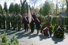 Poczet sztandarowy KSAP stoi w szeregu z żołnierzami