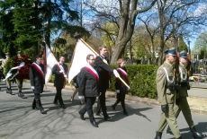Poczet sztandarowy KSAP idzie za trumną