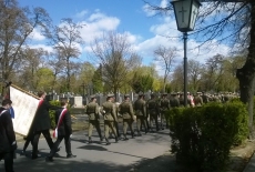 Poczet sztandarowy KSAP idzie za trumną w dwuszeregu z żołnierzami