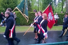 Poczet sztandarowy KSAP niesiony jest za trumną przez Słuchaczy KSAP