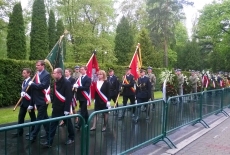 Poczet sztandarowy KSAP niesiony jest za trumną przez Słuchaczy KSAP