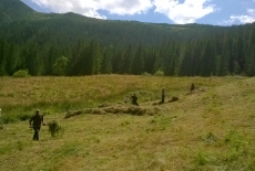 Słuchacze KSAP grabią łąkę w Tatrach