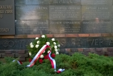 Wieniec pod pomnikiem omnikiem szesnastu przywódców polskiego państwa podziemnego,