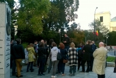 Grupa słuchaczy KSAP stojąca pod pomnikiem Polskiego Państwa Podziemnego i Armii Krajowej