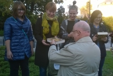 Dyrktor Jan Pastwa wręcza książki wygranej grupie