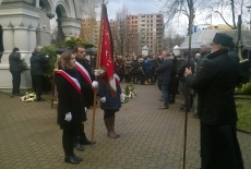 Poczet sztandarowy KSAP stoi na cmentarzu na przeciwko księdza