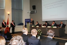 Uroczystość wręczenia dyplomów, dyrektor szkoły Jan Pastwa przemawia do zebranych słuchaczy.