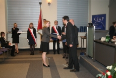 Wręczenie dyplomów słuchaczom XXIV Promocji Krajowej Szkoły Administracji Publicznej, dyplom przekazuje dyrektor szkoły Jan Pastwa