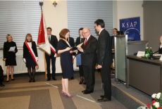 Wręczenie dyplomów słuchaczom XXIV Promocji Krajowej Szkoły Administracji Publicznej, dyplom przekazuje dyrektor szkoły Jan Pastwa