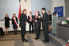 Wręczenie dyplomów słuchaczom XXIV Promocji Krajowej Szkoły Administracji Publicznej, dyplom przekazuje dyrektor szkoły Jan Pastwa