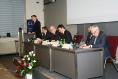 Jeden z uczestników uroczystości przemawia do zgromadzonych z mównicy.