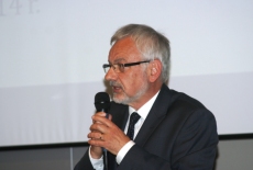 Prof. Stec przemawia do zgromadzonych.