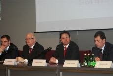 Na zdjęciu Dyrektor szkoły Jan Pastwa, Minister Jacek Cichocki Szef Kancelarii Prezesa Rady Ministrów oraz Dagmir Długosz dyrektor Departamentu Służby Cywilnej w Kancelarii Prezesa Rady Ministrów siedzą przy stole prezydialnym.