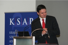 Minister Jacek Cichocki Szef Kancelarii Prezesa Rady Ministrów przemawia do zgromadzonych.